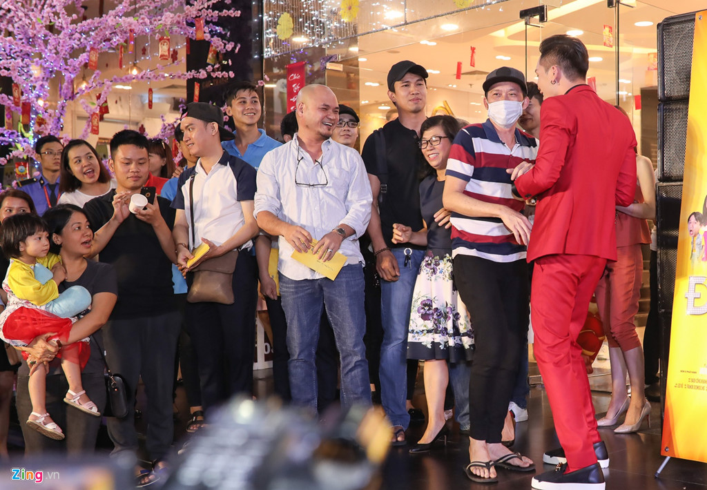 Hoài Linh đeo khẩu trang, đi dép lào trên thảm đỏ ra mắt phim